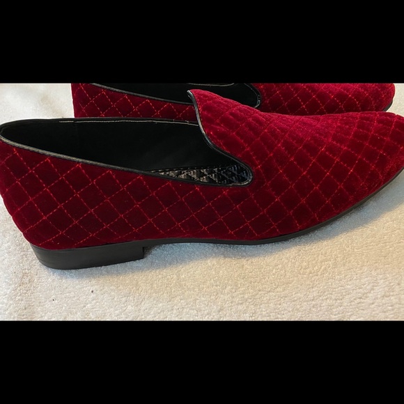 BRAND NEW Super Stylish Men’s Red Velvet Loafers - box 25 - Picture 4 of 6